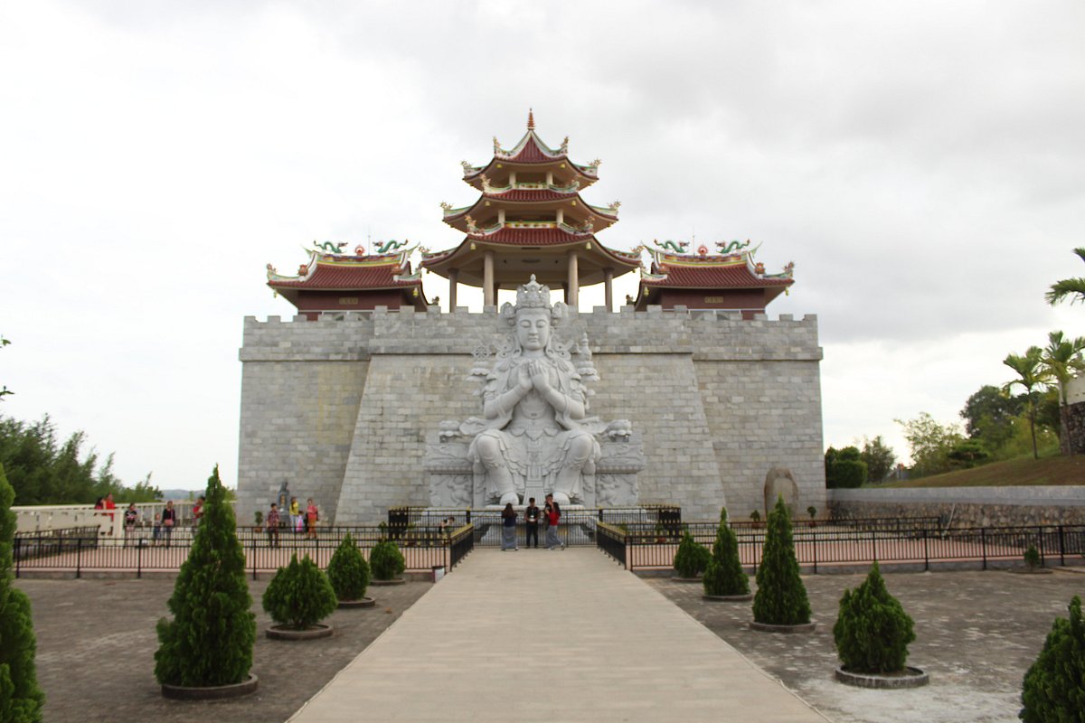 Vihara Avalokitesvara Graha: A Majestic Spiritual Sanctuary