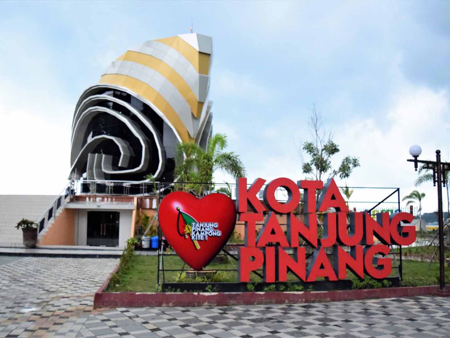 Gedung Gonggong: Tanjung Pinang's Iconic Seashell Building